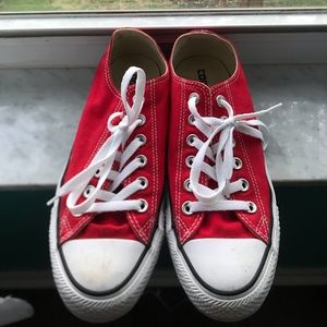 Women’s Red converse, size 8. Good condition!